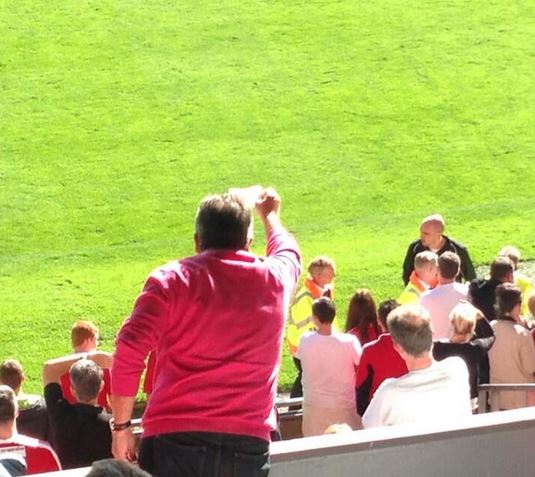 A frustrated fan waves a £20 note at the ref!